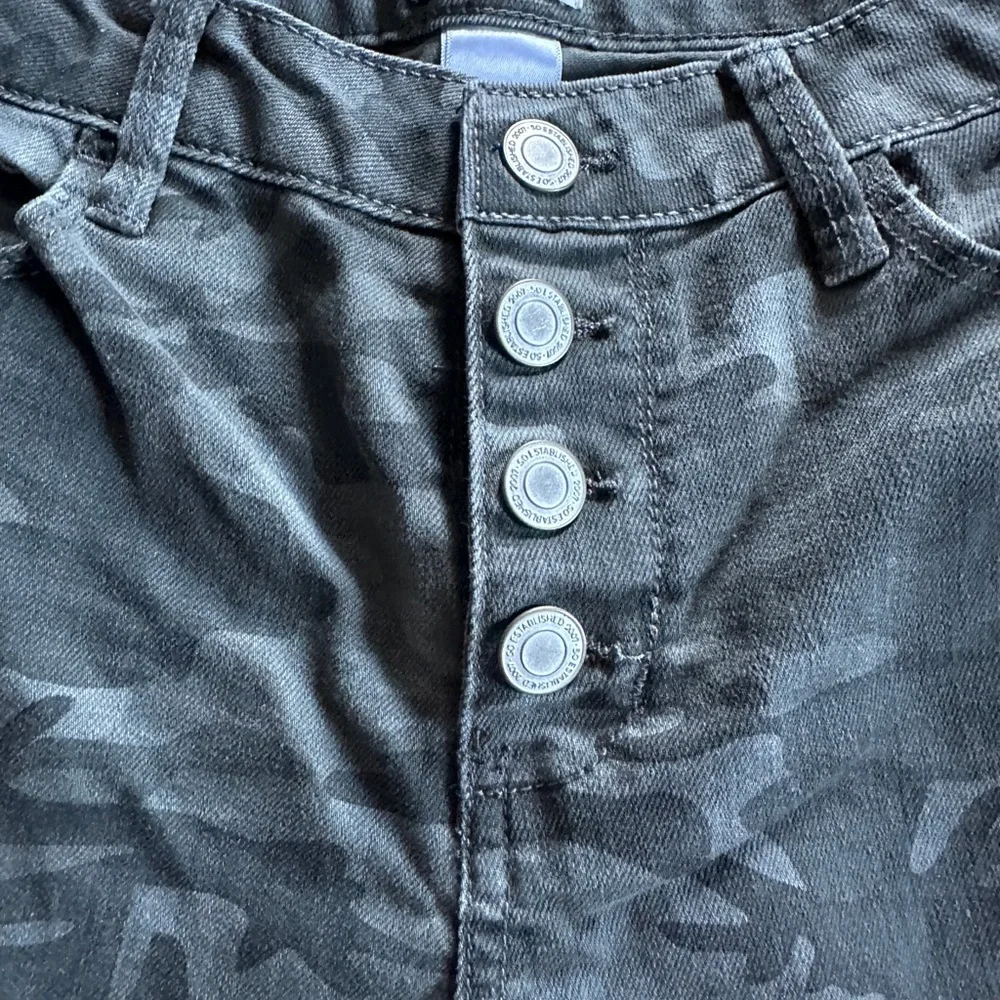 SO Girls Jeans Camo distressed holes Skinny Jeans Size 14 Green Denim like new